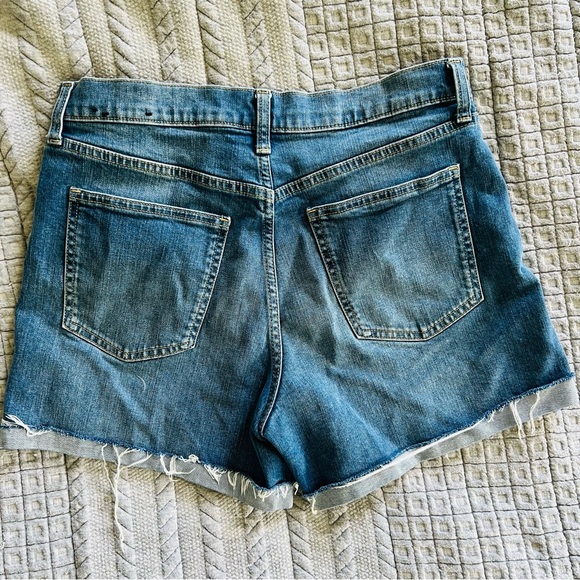 Gap High Rise 4 inch shorts size 28 /6 - Picture 7 of 7